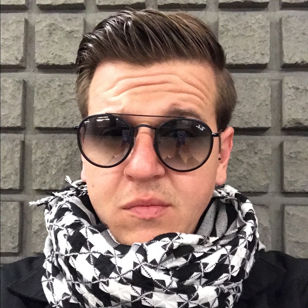 Meet your Posher, Christopher